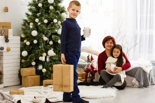 Crianças Mãe Posando Estúdio Com Decorações Ano Novo — Fotografia de Stock