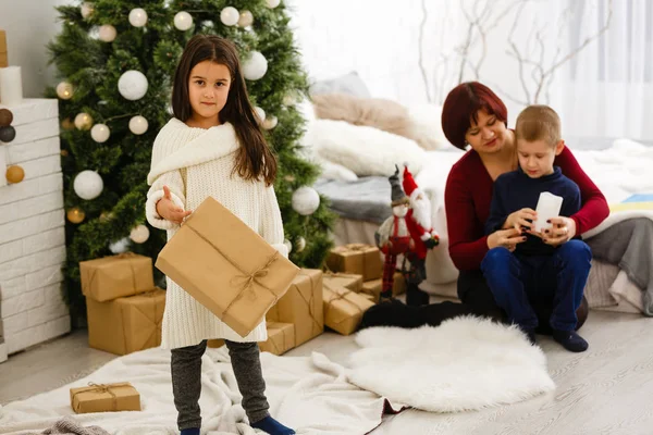 Kinder Und Mutter Posieren Atelier Mit Neujahrsschmuck — Stockfoto