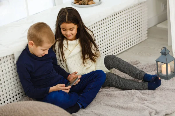 Αγόρι Και Κορίτσι Που Χρησιμοποιούν Τηλέφωνο Παιχνίδι — Φωτογραφία Αρχείου