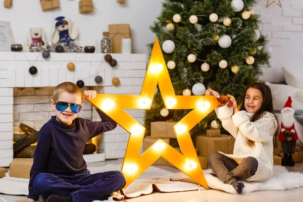 Kinderen Bij Kerstfotosessie — Stockfoto