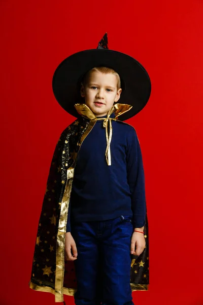 Niño Vestido Como Mago Sobre Fondo Rojo — Foto de Stock