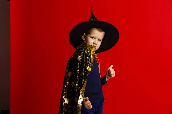 Junge Als Zauberer Auf Rotem Hintergrund Verkleidet — Stockfoto