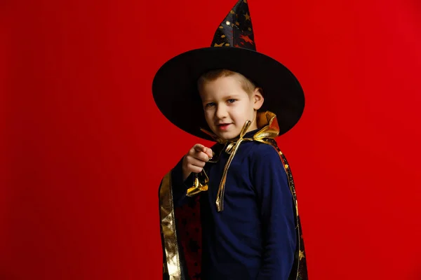 Chlapec Oblečený Jako Průvodce Červeném Pozadí — Stock fotografie