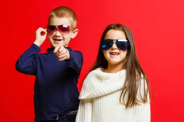 Dvě Šťastné Zábavné Děti Které Stojí Spolu Objímají Izolované Červeném — Stock fotografie