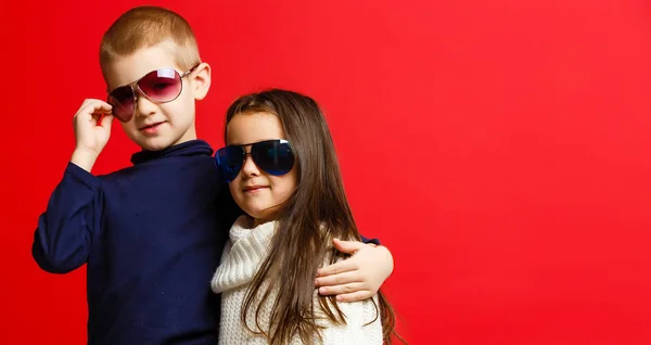 Dos Niños Divertidos Felices Pie Juntos Abrazando Aislados Rojo — Foto de Stock