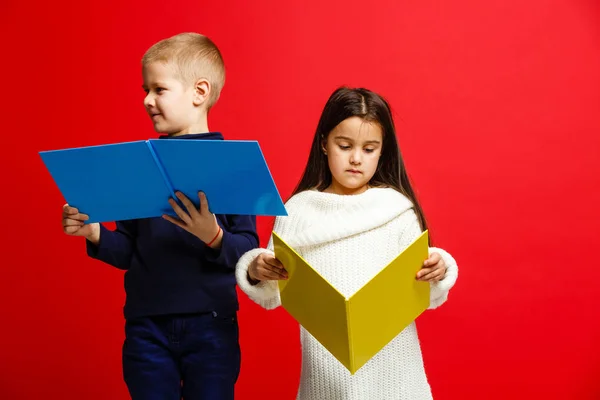 Kleine Kinderen Met Boeken Geïsoleerd Rood — Stockfoto