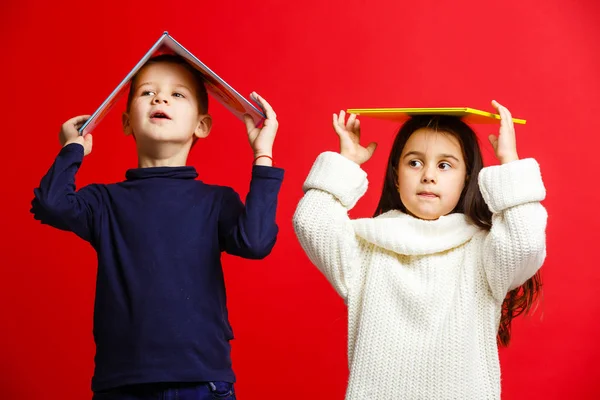 Niños Pequeños Con Libros Aislados Rojo — Foto de Stock
