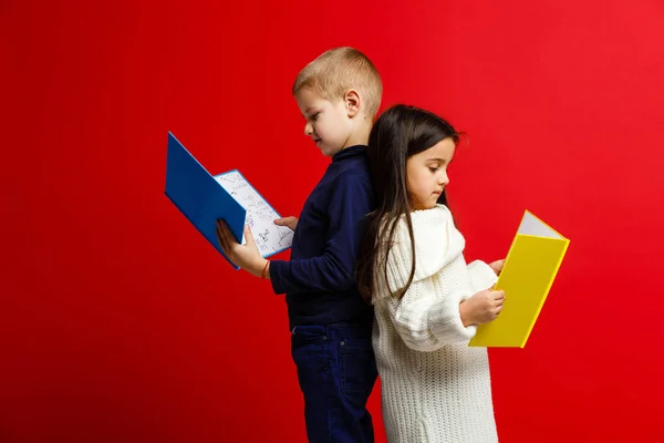 Kleine Kinderen Met Boeken Geïsoleerd Rood — Stockfoto
