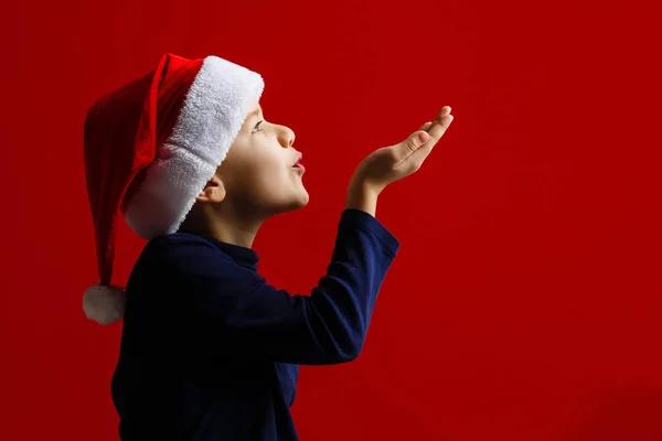 Mutlu Çocuk Noel Zamanı Kırmızı Üzerinde Poz — Stok fotoğraf