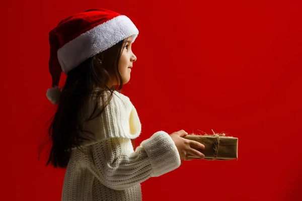 Niño Feliz Sosteniendo Regalos Navidad Sobre Fondo Rojo Navidad Cumpleaños —  Fotos de Stock
