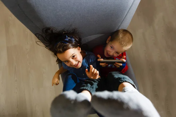 Douce Petite Fille Jeans Garçon Maison Assis Sur Une Chaise — Photo