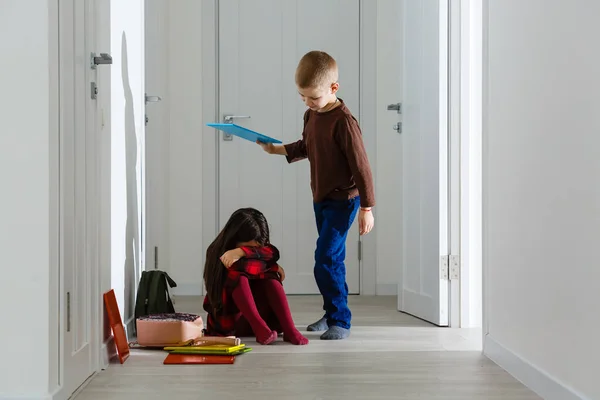 Niño Niña Sentados Suelo Después Sufrir Acto Intimidación — Foto de Stock