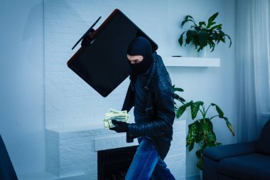 Evde bir hırsız var. 