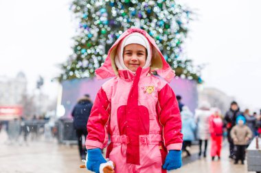 Noel pazarında Sofievskaya Meydanı 'nda bir kız 