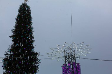 Kiev, UKRAINE - 31 Aralık 2017 Kış Ülkesi Vdnh sergisi Yeni Yıl ve Noel tatili için dekore edildi  