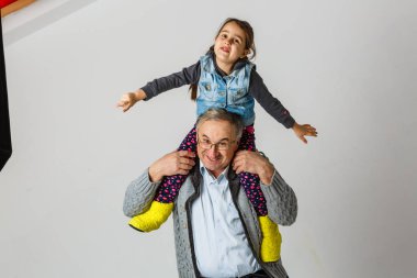 Büyükbaba ve torun birlikte vakit geçiriyorlar. 