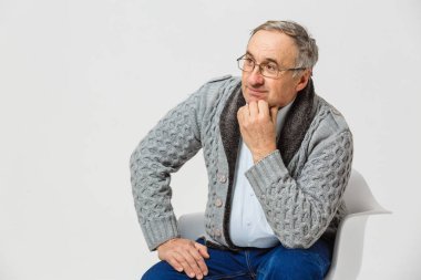 Gülümseyen mutlu yaşlı adam. Beyaz arkaplan üzerinde izole edilmiş 