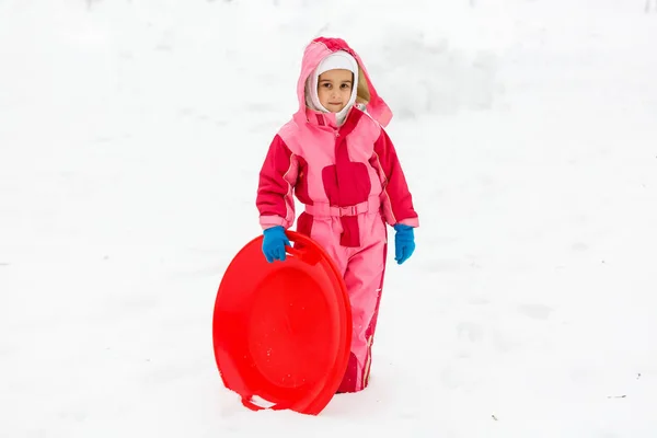 Κοριτσάκι Και Ιππασία Χιόνι Διαφάνειες Στο Χειμώνα — Φωτογραφία Αρχείου