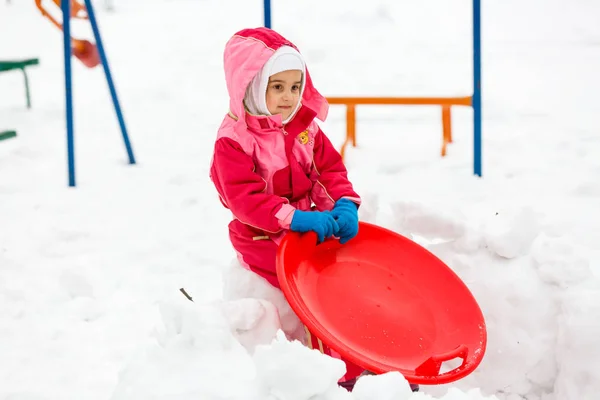 Mädchen Rutscht Winter — Stockfoto