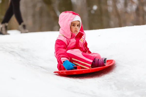 Dívka Klouzání Kopce Zimě — Stock fotografie