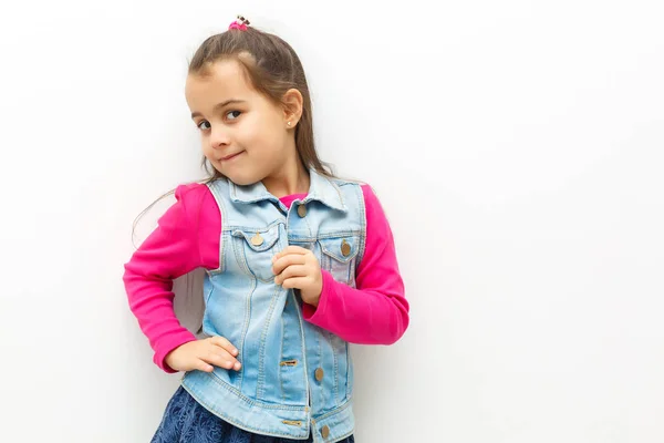 Porträt Eines Emotionalen Schönen Kleinen Mädchens Isoliert Auf Weißem Hintergrund — Stockfoto