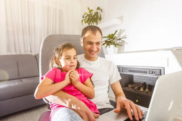 Far Och Hans Söta Dotter Umgås — Stockfoto