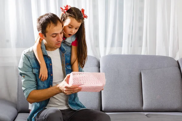 Presente Natal Sala Estar Pai Filha — Fotografia de Stock