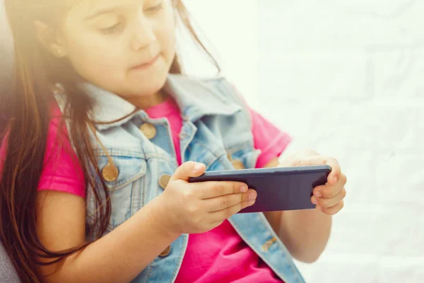 Мила Маленька Дівчинка Використовує Мобільний Телефон Вдома — стокове фото