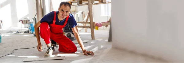 Master Wearing Work Clothes Checking Horizon Installing Tiles Using Building — Stock Photo, Image