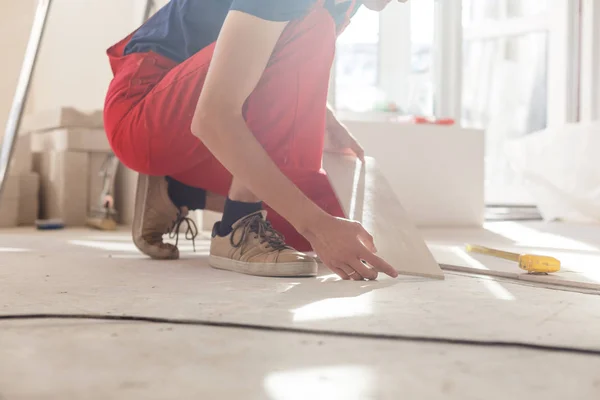 Maestro Está Usando Ropa Trabajo Está Comprobando Horizonte Instalación Azulejos — Foto de Stock