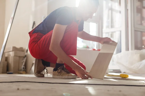 Master Indossa Abiti Lavoro Sta Controllando Orizzonte Installazione Piastrelle Utilizzando — Foto Stock