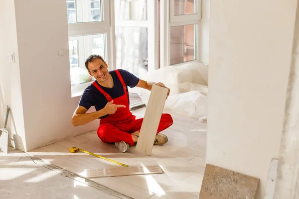 Master Wearing Work Clothes Checking Horizon Installing Tiles Using Building — Stock Photo, Image