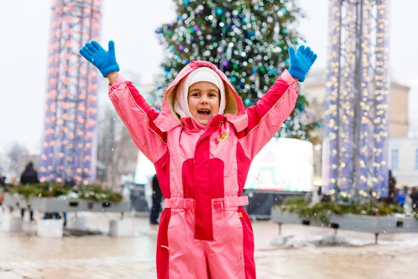在Sofievskaya广场举行圣诞市场的女孩 — 图库照片