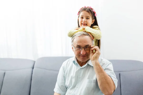 Großvater Und Enkelin Verbringen Zeit Miteinander — Stockfoto