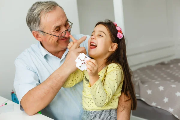 Großvater Und Enkelin Verbringen Zeit Miteinander — Stockfoto