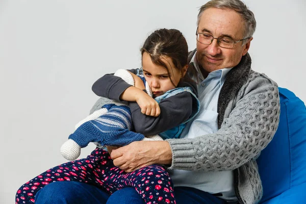 Grandfather Grandaughter Sitting Living Room — Stock Photo, Image