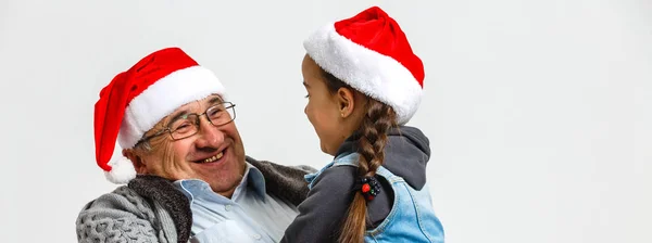 Bir Küçük Kız Santa Şapka Noel Zamanda Sarılmakla Üst Düzey — Stok fotoğraf