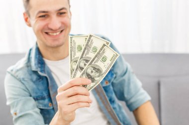 El ile para alma, Amerikan doları, iş adamından, zengin ve başarılı..