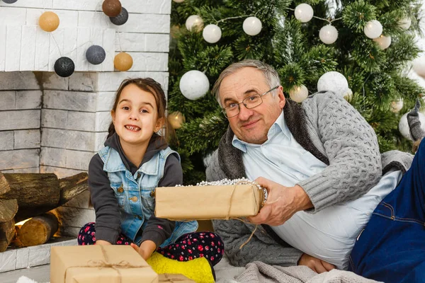 Grootvader Kleindochter Kerst Foto Sessie — Stockfoto