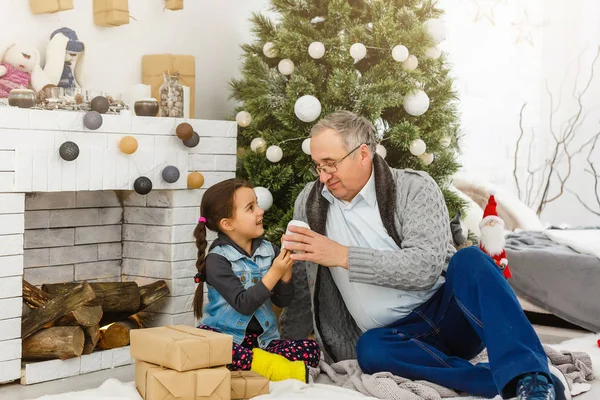 クリスマス フォト セッションで祖父と孫娘が — ストック写真