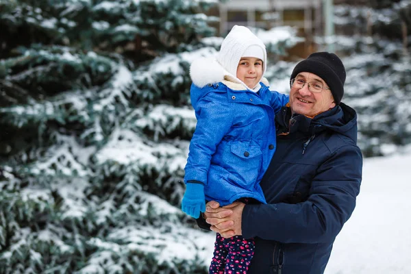 Дедушка Носит Внучку Снегу Дедушка Внучка Проводят Время Зимой — стоковое фото