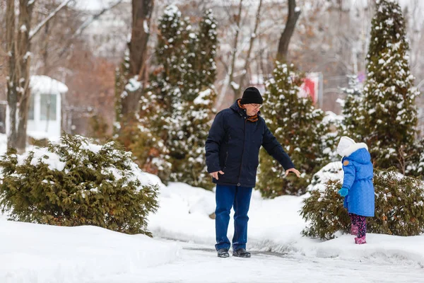 Abuelo Lleva Nieta Través Nieve Abuelo Nieta Pasan Tiempo Invierno — Foto de Stock