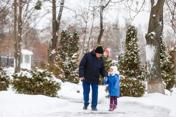 Abuelo Lleva Nieta Través Nieve Abuelo Nieta Pasan Tiempo Invierno — Foto de Stock