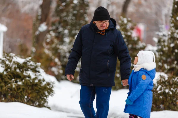 Abuelo Lleva Nieta Través Nieve Abuelo Nieta Pasan Tiempo Invierno — Foto de Stock