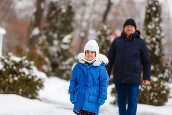 Grand Père Porte Petite Fille Dans Neige Grand Père Petite — Photo