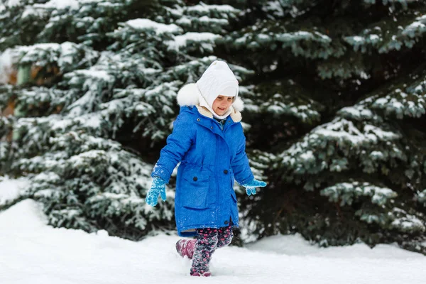 Kleines Mädchen Macht Schneebälle Freien — Stockfoto