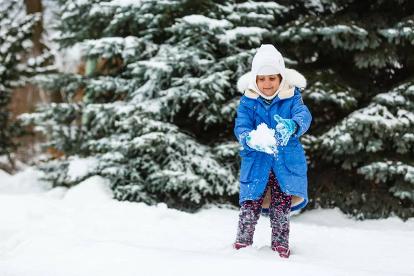 Holčička Dělá Sněhové Koule Venku — Stock fotografie