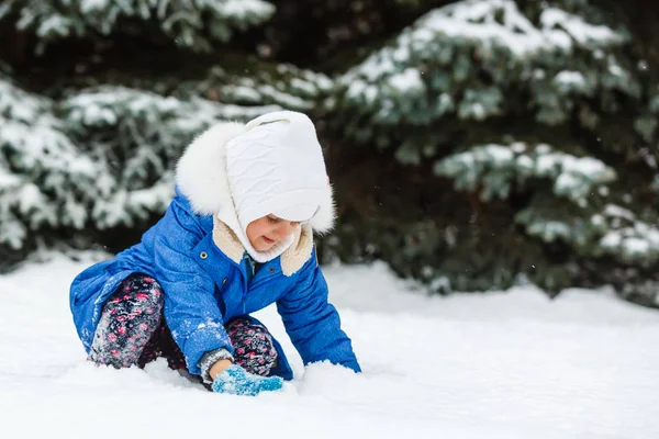 Kleines Mädchen Macht Schneebälle Freien — Stockfoto