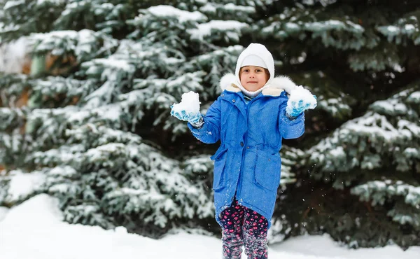 Kleines Mädchen Wirft Schnee Beim Spielen Freien — Stockfoto