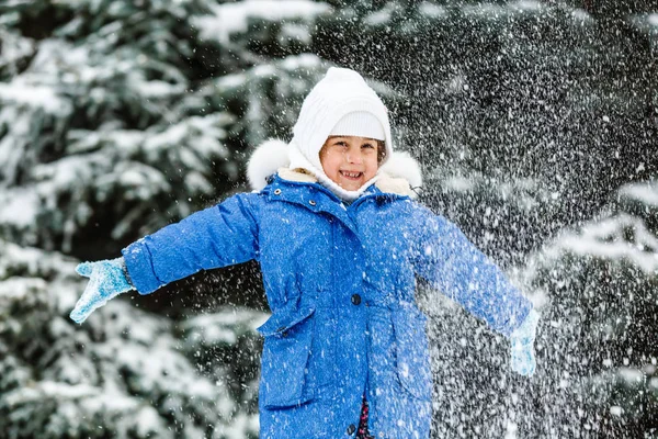 Ein Kleines Mädchen Weißen Anzug Winterwald Wirft Schnee — Stockfoto